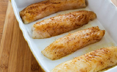 1. Этап. Рыба кусочками, запеченная в духовке: 2. Дно жаропрочной формы смажьте чуть-чуть растительным маслом. Можно при желании застелить форму пергаментом для выпечки, однако его тоже лучше смазать маслом. Выложите рыбу.