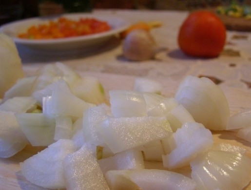 1. Этап. Кальмары, фаршированные рисом и овощами: 2. Лук очистите, помойте и нарежьте кубиками. Если вы любитель этого замечательного овоща, можете взять его побольше.