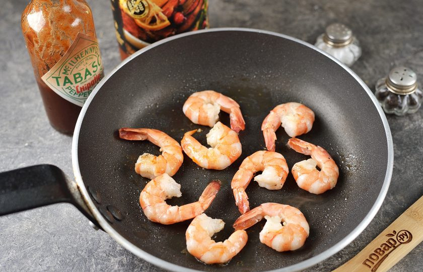 1. Этап. Креветки с манговым соусом: Разогрейте в сковороде немого растительного масла, выложите в него креветки, обжарьте около минуты с обеих сторон.