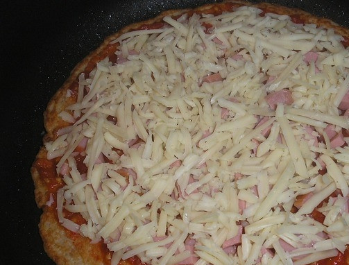 1. Этап. Быстрая пицца из батона: Колбасу нарежьте кубиками и положите на томаты. Вы можете использовать как 