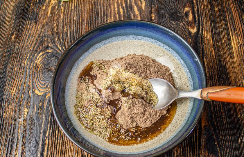 1. Этап. Льняные лепешки: Добавьте соль и растительное масло.