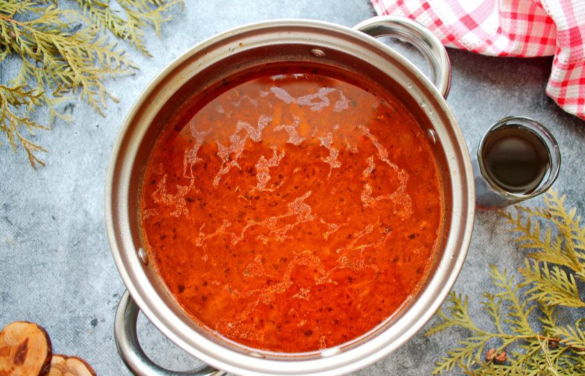 1. Этап. Харчо с гранатовым соком: Влейте в Харчо гранатовый сок.