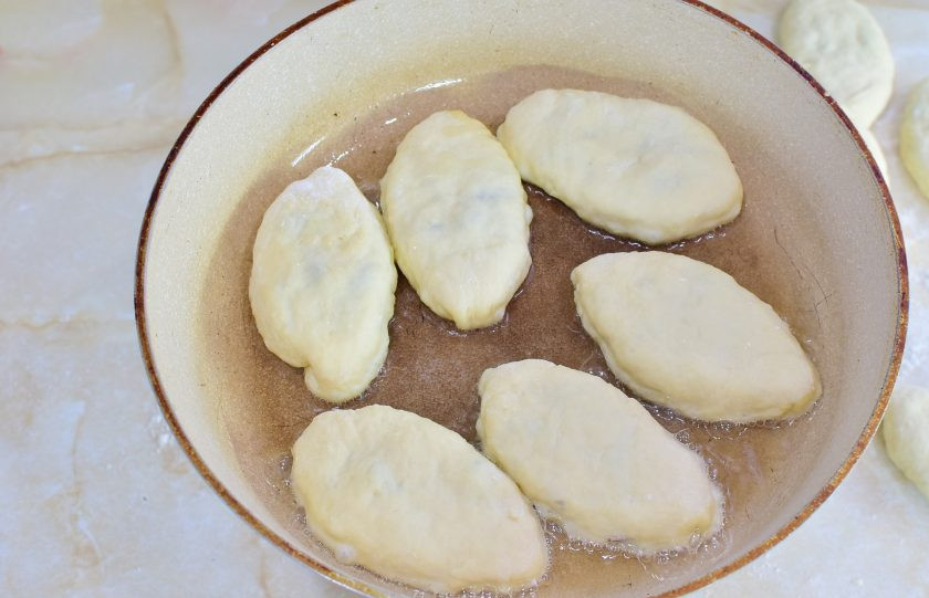 1. Этап. Жареные пирожки на кефире с картошкой и грибами: Обжарьте пирожки в растительном масле на небольшом огне с двух сторон. Они станут золотистого цвета.