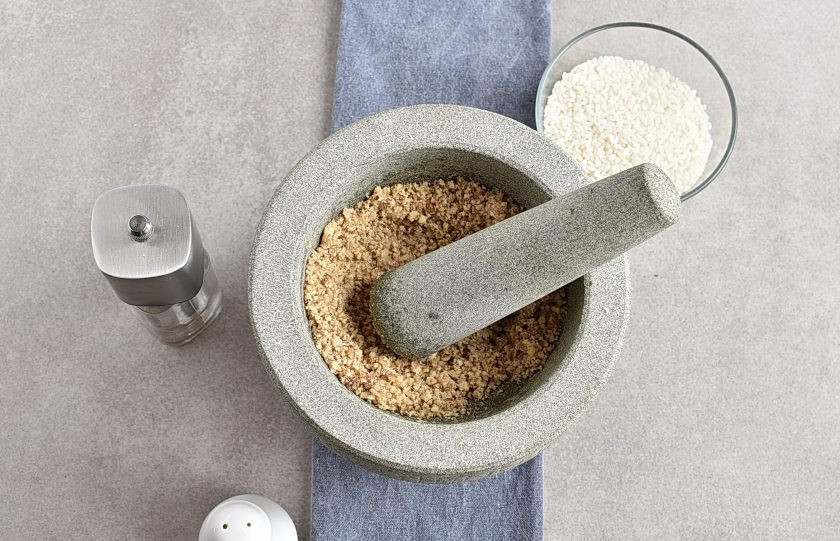 1. Этап. Харчо из говядины с ткемали: Потолките грецкие орехи. Не в пасту, но достаточно мелко.