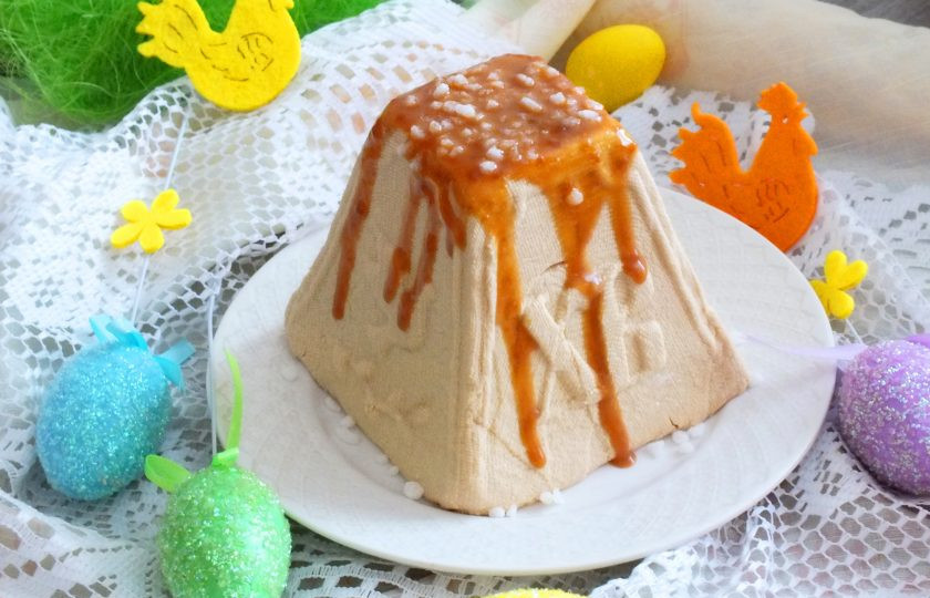 1. Этап. Пасха с вареной сгущенкой: Оформите пасху по желанию и подавайте к столу. Светлого Вам праздника!