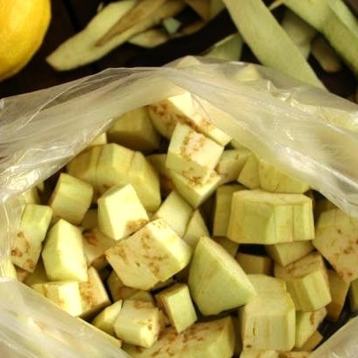 1. Этап. Баклажаны с шампиньонами: Нарезанные кубики баклажанов складываем в полиэтиленовый пакет.