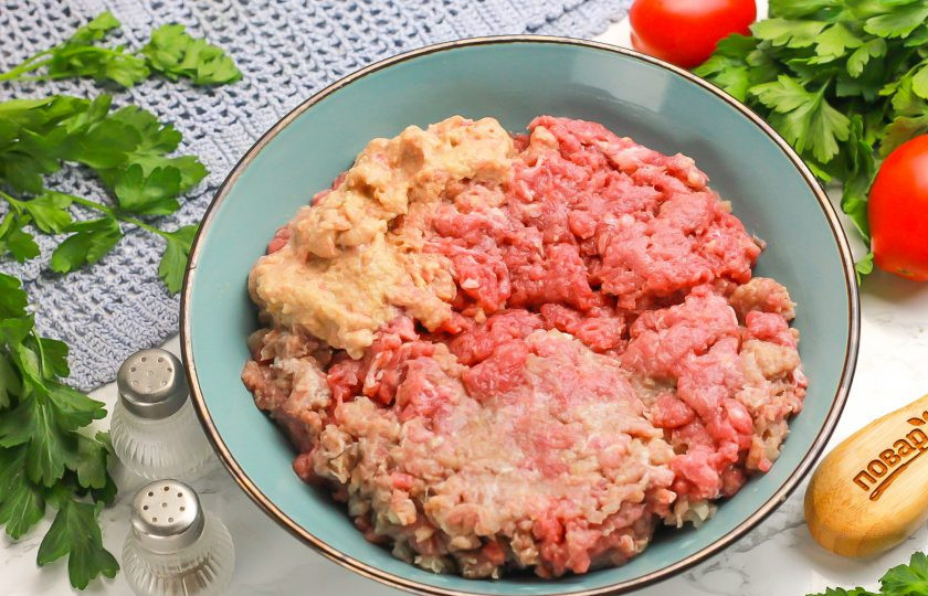 1. Этап. Котлеты по-турецки: Промойте мясо в воде и срежьте жилы и пленки. Нарежьте небольшими кубиками вместе с луком и прокрутите через мясорубку, добавив чеснок и отжатый от воды хлеб.