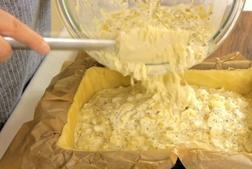 1. Этап. Пирог луковый: 4. Тесто раскатайте в пласт на бумаге для выпечки перенесите его в форму и подровняйте края. Выложите в основу из теста начинку и отправьте пирог в разогретую до 190 градусов духовку на 40 минут.