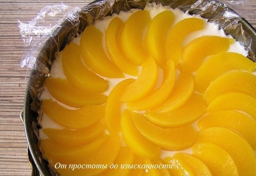 1. Этап. Торт Осенний поцелуй после жаркого лета: Персики нарежьте дольками, аккуратно выложите на застывшее суфле.