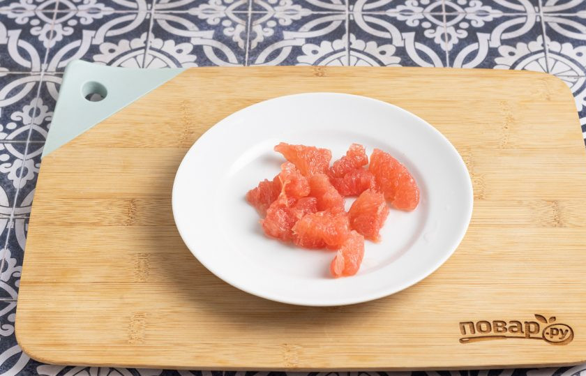 1. Этап. Чай с грейпфрутом: Грейпфрут очистите от кожуры, затем разделите на дольки и уберите пленки. Так он не будет горчить.