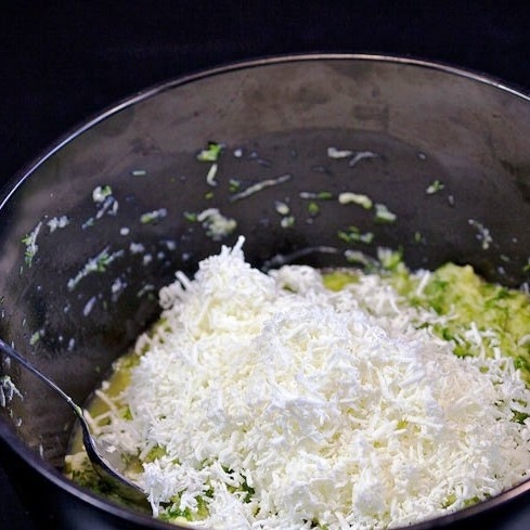 1. Этап. Кабачковые оладьи с козьим сыром: Добавляем тертый козий сыр.