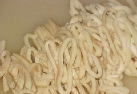 1. Этап. Салат Цезарь с кальмарами: Тушки кальмаров вымыть, выпотрошить и отварить до готовности в подсоленной воде. Не переварите, иначе кальмары станут 