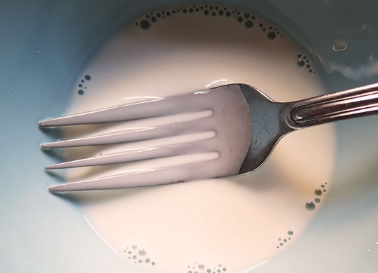 1. Этап. Немецкий ягодный десерт Роте Грютце: 4. Для приготовления крема в небольшом количестве молока разведите крахмал.