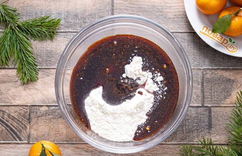 1. Этап. Домашнее имбирное печенье: В глубокую миску просейте муку. Добавьте жидкую сладкую смесь. Все перемешайте.