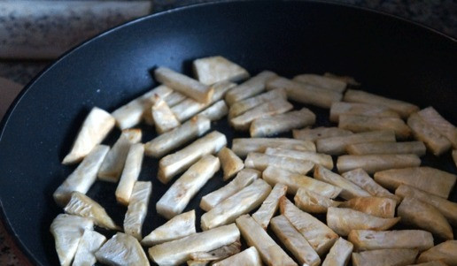 1. Этап. Зимний овощной суп с говядиной: Когда бульон будет готов, вынуть шумовкой мясо, бульон процедить или просто шумовкой убрать коренья и перец. Мясо снять с костей и порезать. В сковороде разогреть топленое масло, заколеровать на нем брусочки сельдерея – без фанатизма, немного.