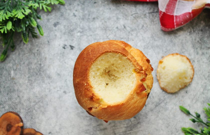 1. Этап. Кулич с шоколадной начинкой: У кулича вырежьте конусом серединку диаметром 5-6 сантиметров. Размер будет зависеть от размера кулича. Мой кулич диаметром 10 сантиметров.