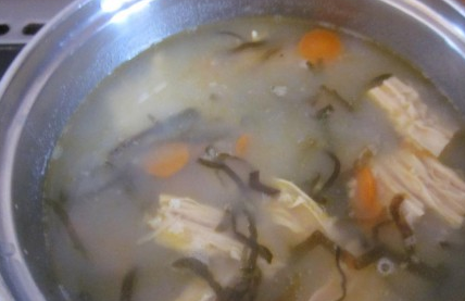 1. Этап. Вегетарианская уха: Морковь нарезаем кружочками и обжариваем на растительном масле 5 минут. Добавляем в суп спаржу, морковь и морскую капусту. Соль и специи по вкусу. Все хорошенько перемешиваем и варим до готовности.