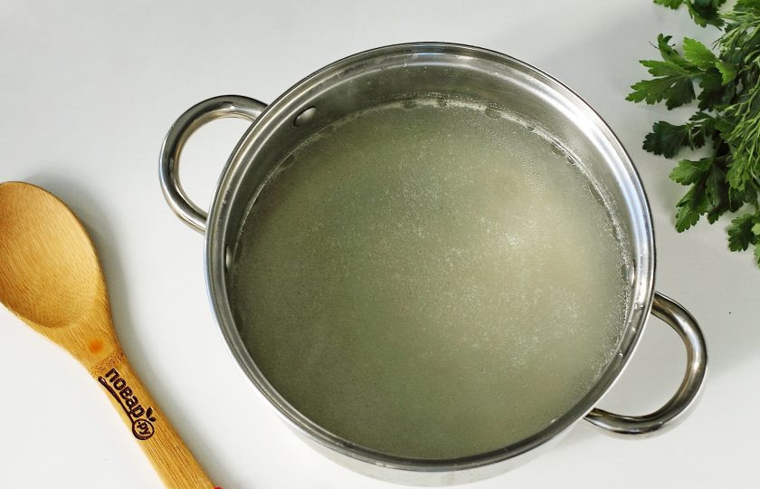 1. Этап. Борщ с горохом: Готовый бульон процедите и верните обратно в кастрюлю.