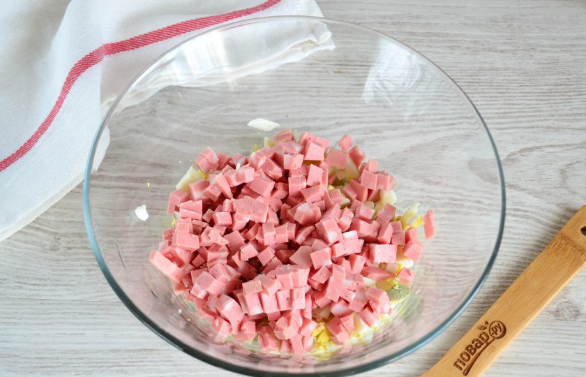 1. Этап. Крабовый салат с колбасой: Колбасу порежьте кубиком.