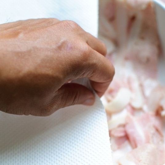 1. Этап. Бекон в микроволновке: Выложите бекон в жаропрочную посуду. Сверху рекомендую накрыть посуду бумажным полотенцем, чтобы не забрызгать всю микроволновку жиром.