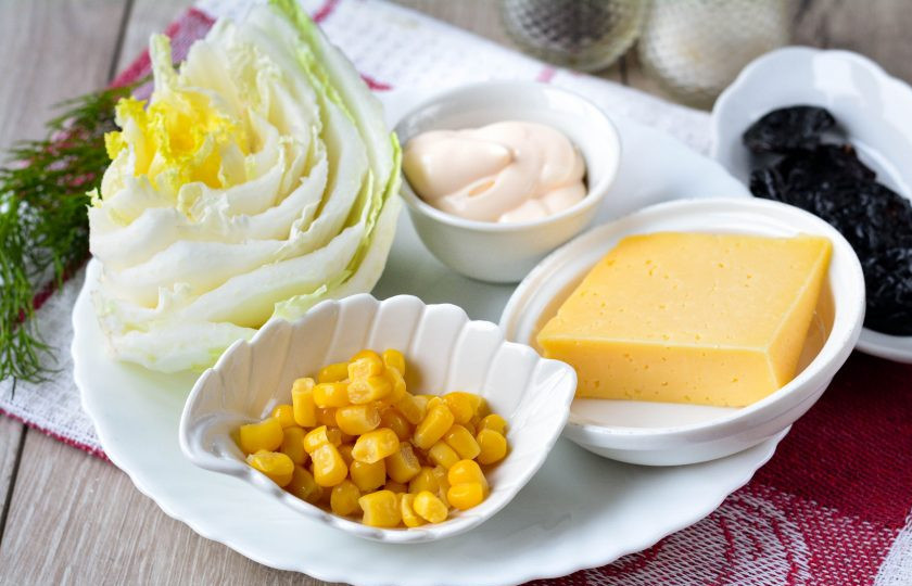 1. Этап. Салат с кукурузой и черносливом: Подготовьте ингредиенты по списку для приготовления салата с кукурузой и черносливом.