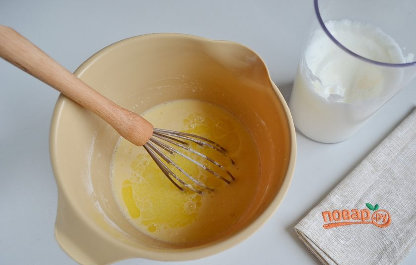 1. Этап. Креп Сюзетт (Crepe Suzette): 5. Растопите кусочек сливочного масла (30 г), остудите и влейте его в тесто, венчиком перемешайте.