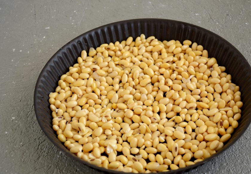 1. Этап. Соевые орехи: Слейте воду, промойте и переберите сою. Выложите бобы в форму для запекания в один слой. Выпекайте в заранее разогретой на 190 градусов духовке 15 минут.