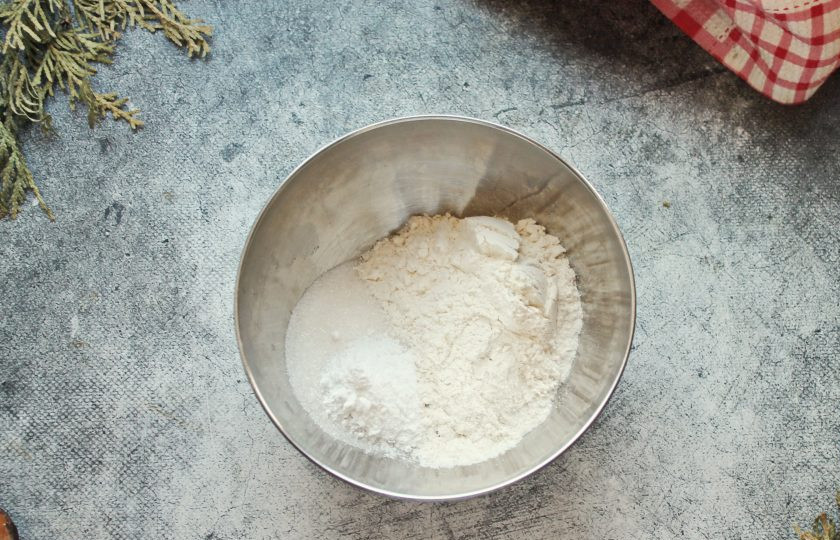 1. Этап. Кексы с вареньем: В миску просейте муку, добавьте ванильный сахар, щепотку соли, разрыхлитель, всыпьте сахар и перемешайте.