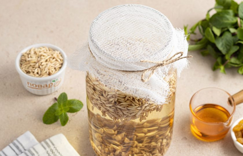 1. Этап. Квас овсяный с медом и изюмом: Горлышко банки накройте марлей и завяжите. Оставьте на 3 дня при комнатной температуре.