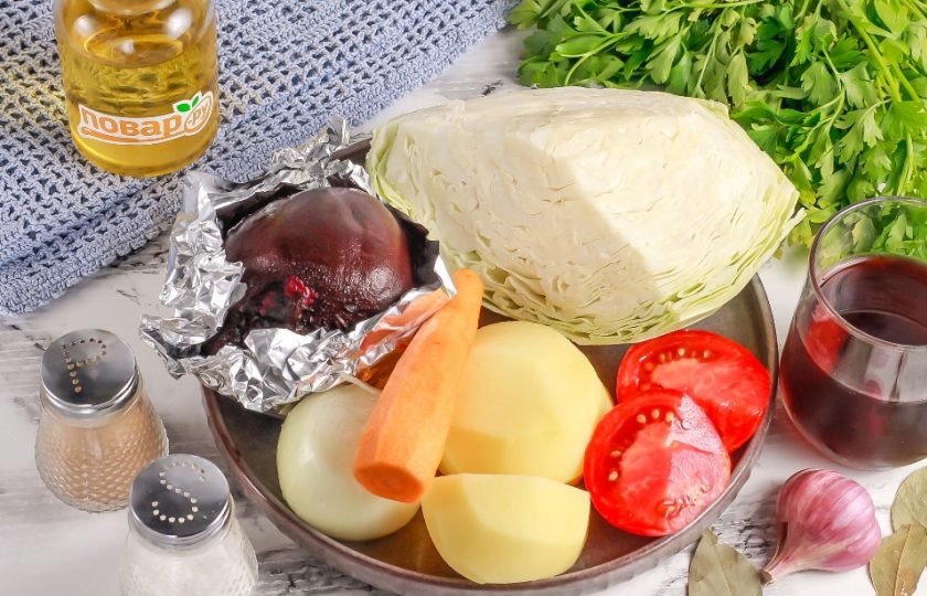 1. Этап. Борщ из печеной свеклы с вином: Подготовьте указанные ингредиенты. Заранее запеките в фольге свеклу. Очистите от кожуры морковь, лук и картофель, промойте их в воде.