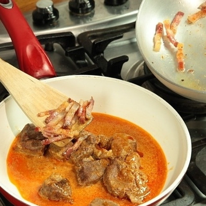 1. Этап. Баранина тушеная в соусе: Процеженный жидкий соус выливаем в сковороду, добавляем баранину и кусочки бекона. Готовим еще пару минут, после чего снимаем с огня и подаем. Приятного аппетита!