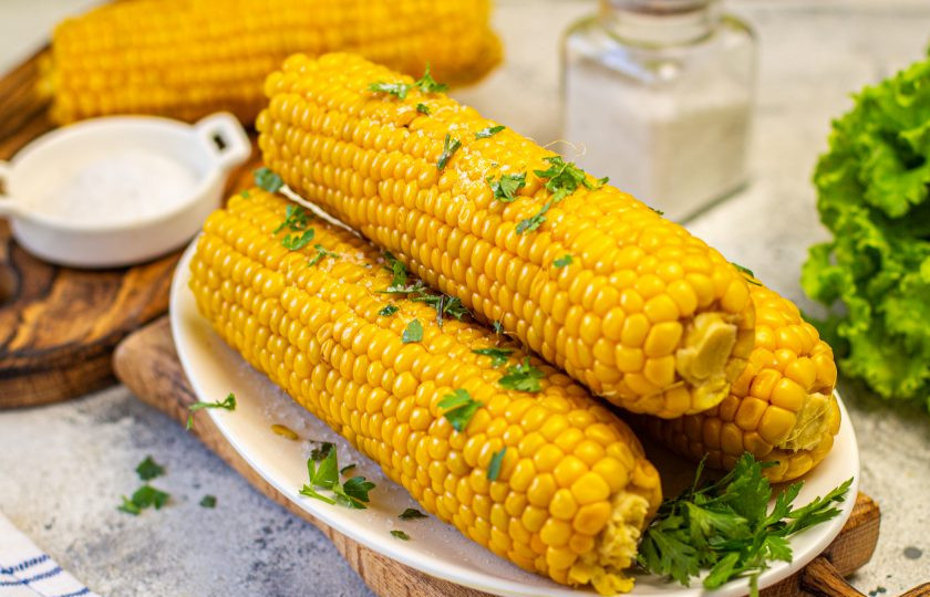 1. Этап. Кукуруза в початках: Подавайте кукурузу теплой натерев солью. Можно присыпать зеленью, чесноком или смазать сливочным маслом. Приятного аппетита!