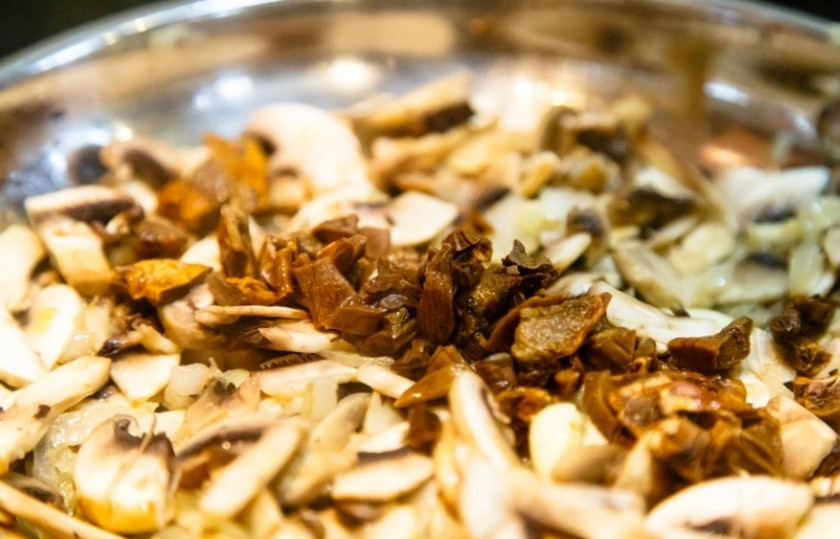 1. Этап. Соус к пасте: Потом мелко нашинкуйте белые грибы. Тоже добавьте их в сковороду.