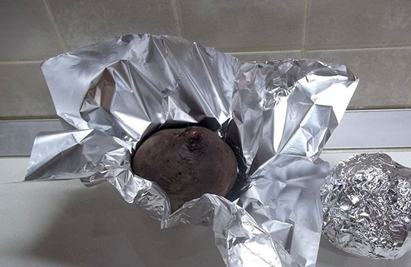 1. Этап. Печеная свекла: 2. Фольгу разрезаю на 3 небольшие кусочка. Два плода плотно оборачиваю фольгой в один слой.