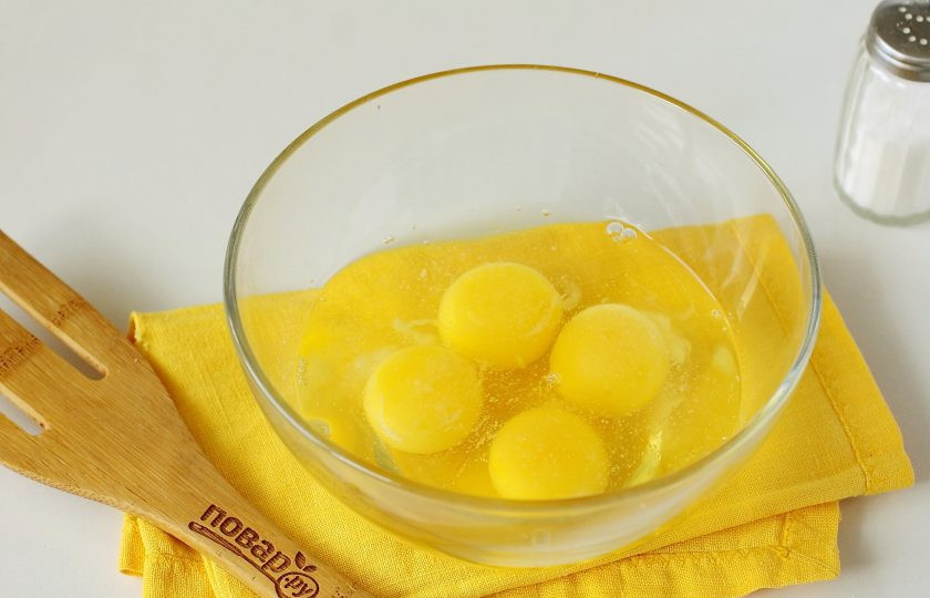 1. Этап. Омлет в кастрюле: Свежие яйца по одному вбейте в миску.