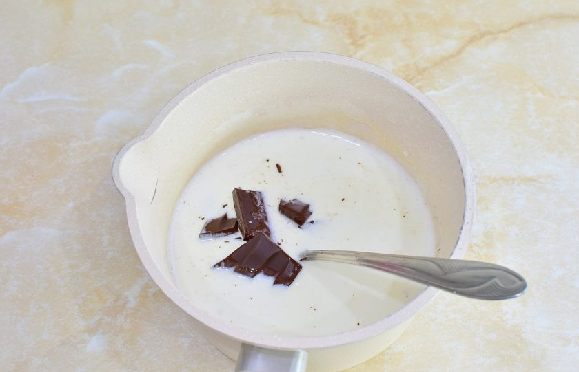1. Этап. Панна котта Ты и я: Для шоколадного слоя соедините оставшееся молоко, сливки и сахар. Доведите до кипения и добавьте шоколад. Дайте ему растаять. Затем в горячую массу введите желатин. Смешайте. Для однородности можно пробить погружным блендером.