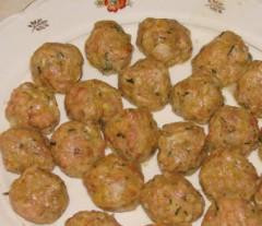 1. Этап. Суп вермишелевый с фрикадельками: 2. Чтобы фарш не прилипал к рукам, руки лучше мочить в холодной воде. Влажными руками слепить из фарша фрикадельки. В кастрюлю с кипящей водой фрикадельки опускать по одной.