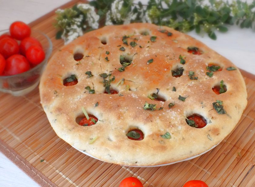 1. Этап. Фокачча в хлебопечке: Подавайте фокаччу теплой, посыпав базиликом по вкусу.