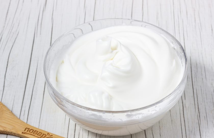 1. Этап. Шоколадный бисквитный рулет: Белки взбиваем до мягких пиков, постепенно добавляем одну половину сахара и взбиваем до устойчивых пиков.