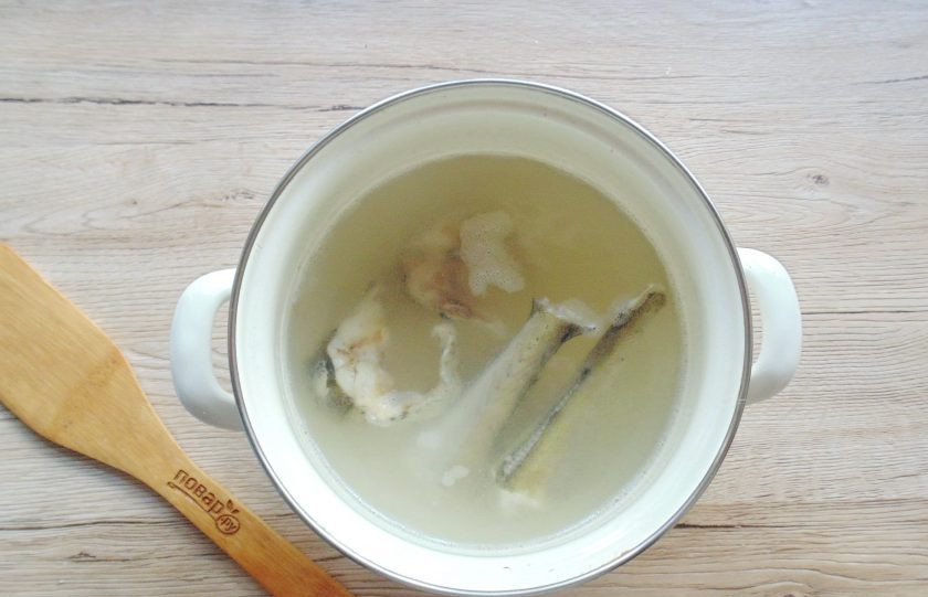 1. Этап. Уха из минтая с рисом: Доведите воду с минтаем до кипения, снимите пену и варите на самом минимальном огне, с приоткрытой крышкой кастрюли 30 минут.