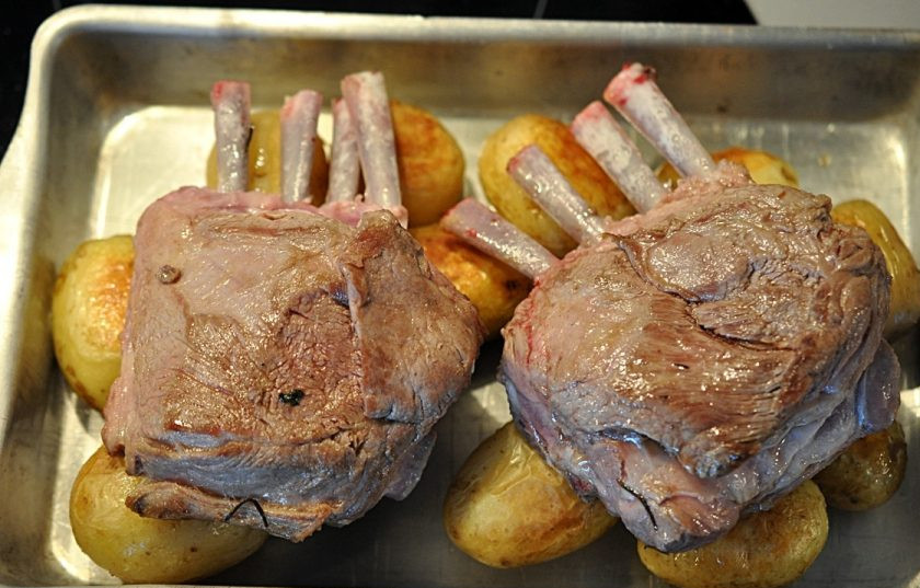 1. Этап. Каре баранины: Обжаренное мясо выложите на почти готовый картофель (кладем сверху). Отправьте форму в духовку на 8-9 минут.