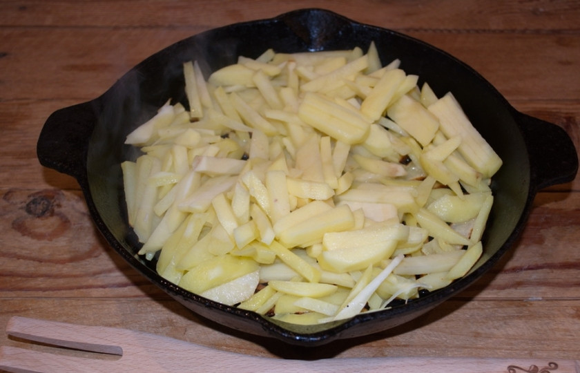 1. Этап. Скоблянка: Берем вторую сковороду. На ней, на растительном масле обжариваем картошку. Картошку жарим на небольшом огне. Она не должна вариться в масле, она должна жарится и слегка зарумяниться, но не сгореть.