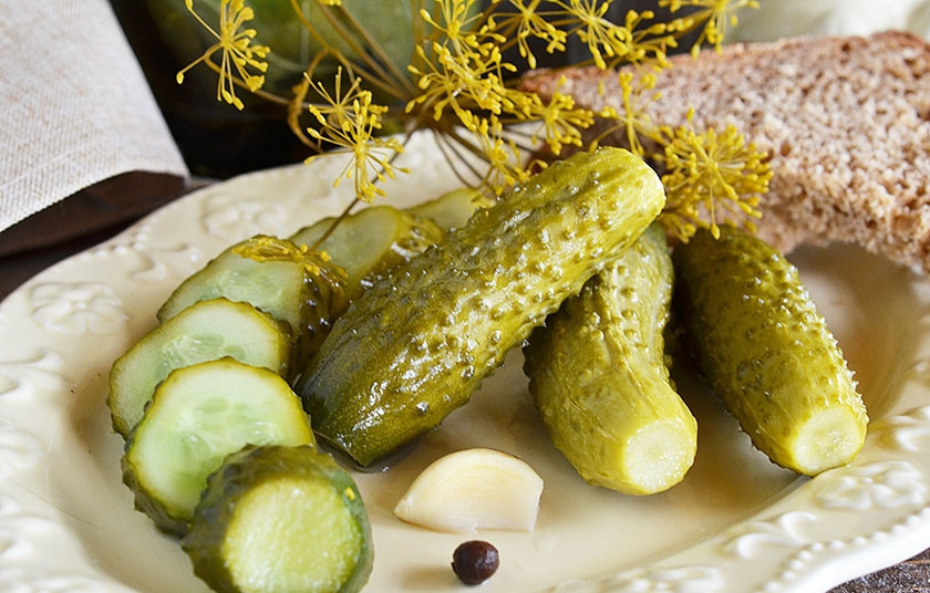 1. Этап. Хрустящие малосольные огурчики: 4. Прикройте крышкой и оставьте при комнатной температуре на сутки. Потом огурчики можно убрать в холодильник. Приятного аппетита!