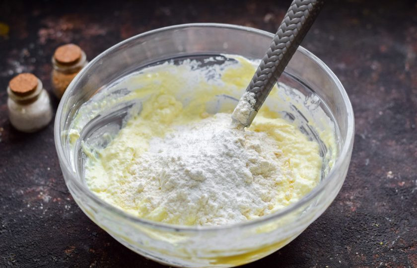 1. Этап. Творожная запеканка ПП: Добавьте рисовую муку, разрыхлитель, заменитель сахара по вкусу.