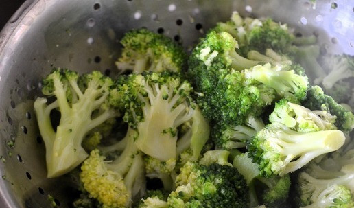 1. Этап. Смузи Зелёный: Замороженную брокколи опустить в кипящую воду. Довести воду до кипения, проварить брокколи минуты 3 на сильном огне. Слить воду, капусту остудить.