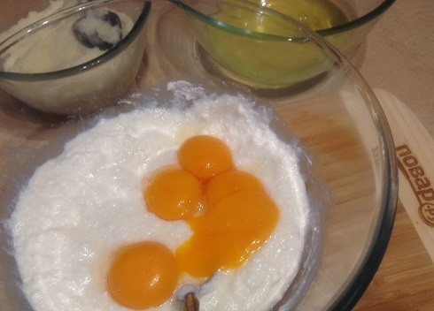 1. Этап. Неаполитанский чизкейк: 7. Добавляем желтки 5 яиц, перемешиваем.