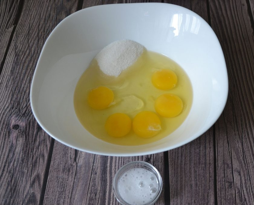 1. Этап. Тейглах: В миску для замешивания теста вбейте яйца, влейте растительное масло, положите щепотку соли, 3 ст. ложки сахара, соду, гашеную в уксусе.