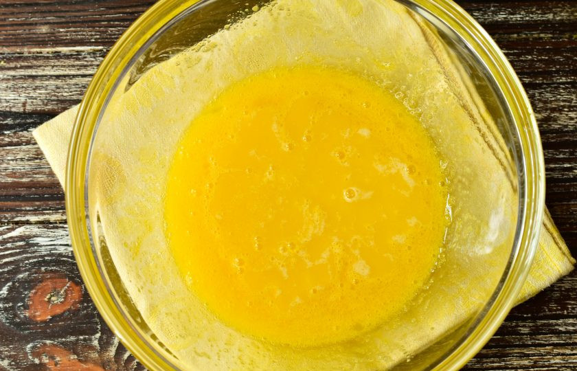 1. Этап. Капкейки с орехами: Влейте растопленное сливочное масло, хорошо все перемешайте.