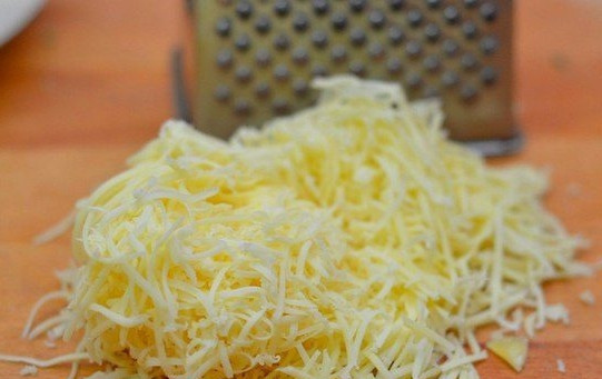 1. Этап. Куриное филе со сливками: Сыр натрите на обычной терке.