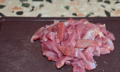 1. Этап. Говядина в кисло-сладком соусе по-китайски: Говядину моем, обсушиваем и нарезаем на небольшие длинные кусочки.